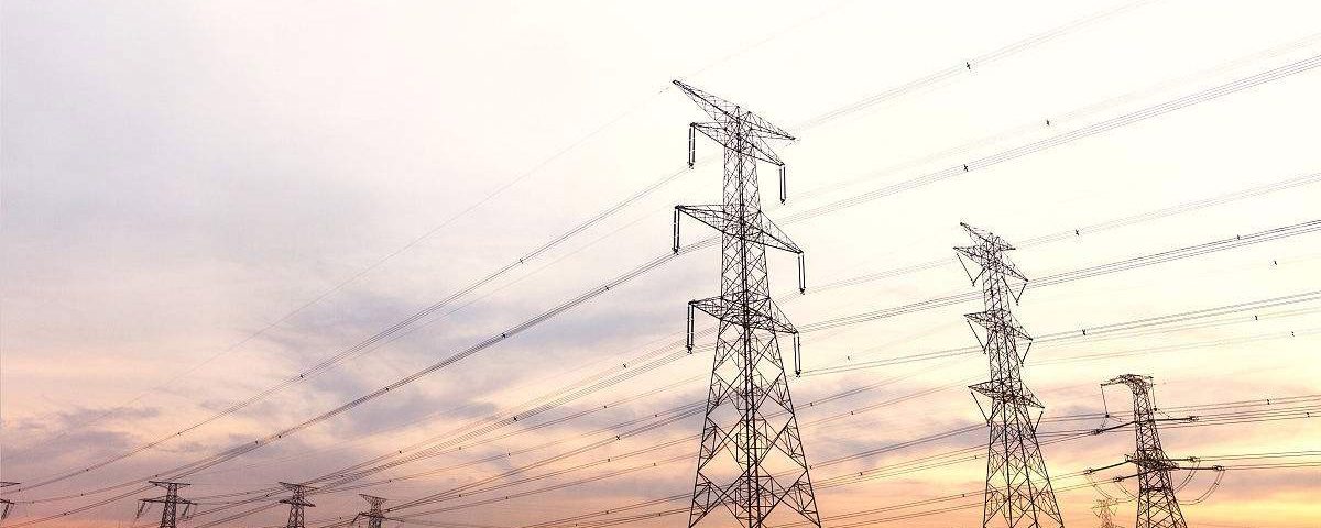Les lignes de pylônes de transmission et les lignes de pylônes de distribution sont les deux types de pylônes pour le transport de l'électricité
