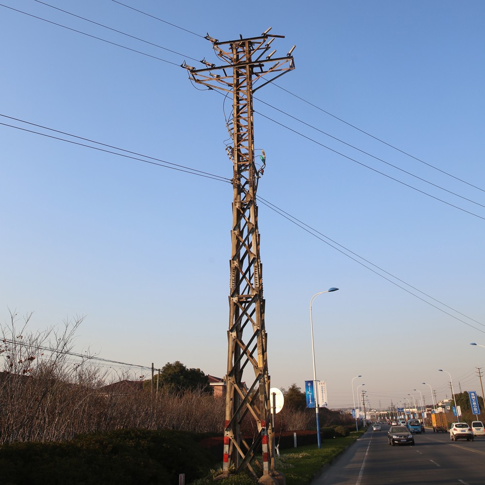 torri poli acciaio linea di trasmissione di energia elettrica angolo di acciaio