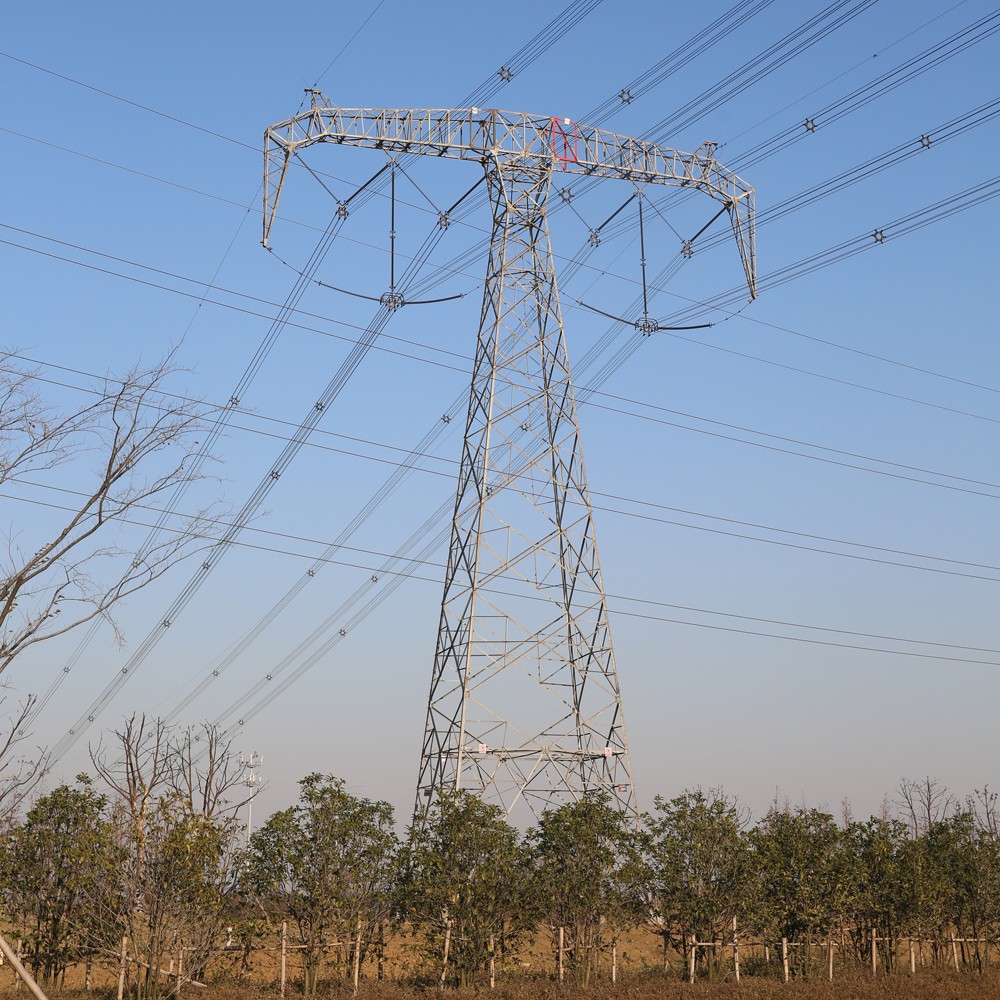 torri poli acciaio linea di trasmissione di energia elettrica angolo di acciaio