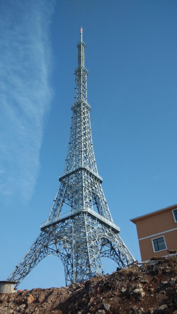 torre que soporta auto de línea de transmisión eléctrica