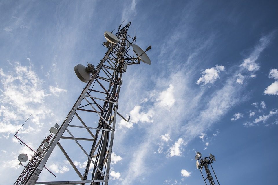 Línea de transmisión de energía de acero galvanizada sumergida en caliente del ángulo del enrejado torre