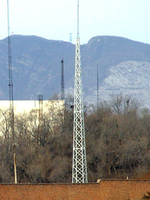 GSM Telecom 4 kaki sudut petir perlindungan baja kisi atap menara antena radio komunikator tiang