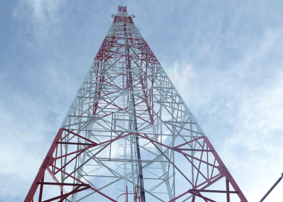 Structure En Acier De La Tour De Transmission Et D'antenne Radio Pour  Bâtiment En Métal Moderne. Photo stock - Image du extérieur, industriel:  277446352